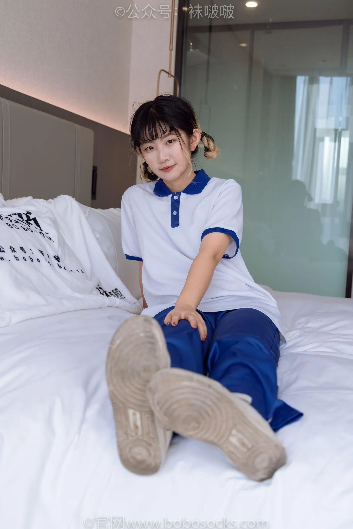 [BoBoSocks袜啵啵]NO.042 砂糖-校服、板鞋、白棉袜、油亮白丝 [139P]插图3